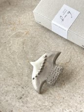 画像1: 陶磁器ブローチ (1)